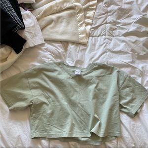 TN a laid-back cropped T-shirt